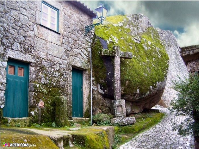 قرية قديمة في البرتغال مبنية في وسط الصخور
