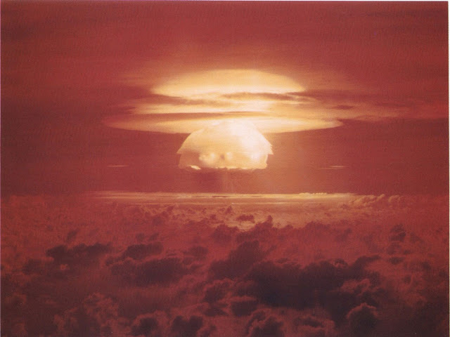 صور لتجربة قنبلة نووية في جزر مارشال في بكيني أتول