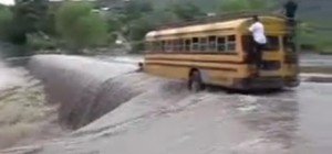حافلة في نيكيراجوا تنجو بأعجوبة من فيضان ضخم