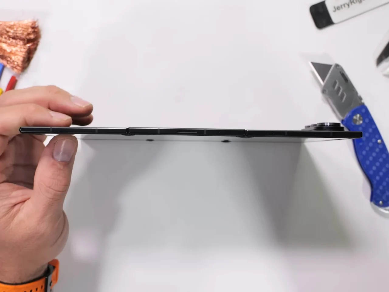 اكتشف هاتف Galaxy Z ثلاثي الطي