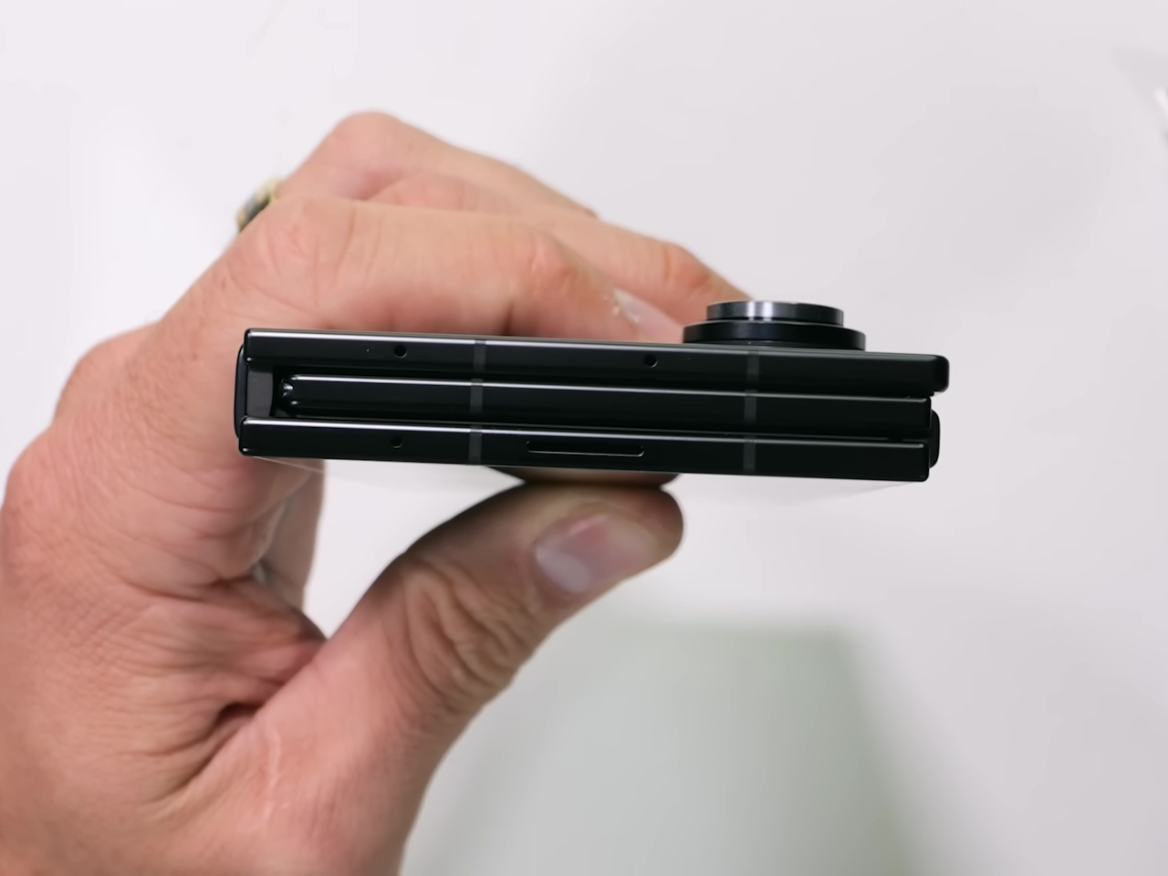 اكتشف هاتف Galaxy Z ثلاثي الطي