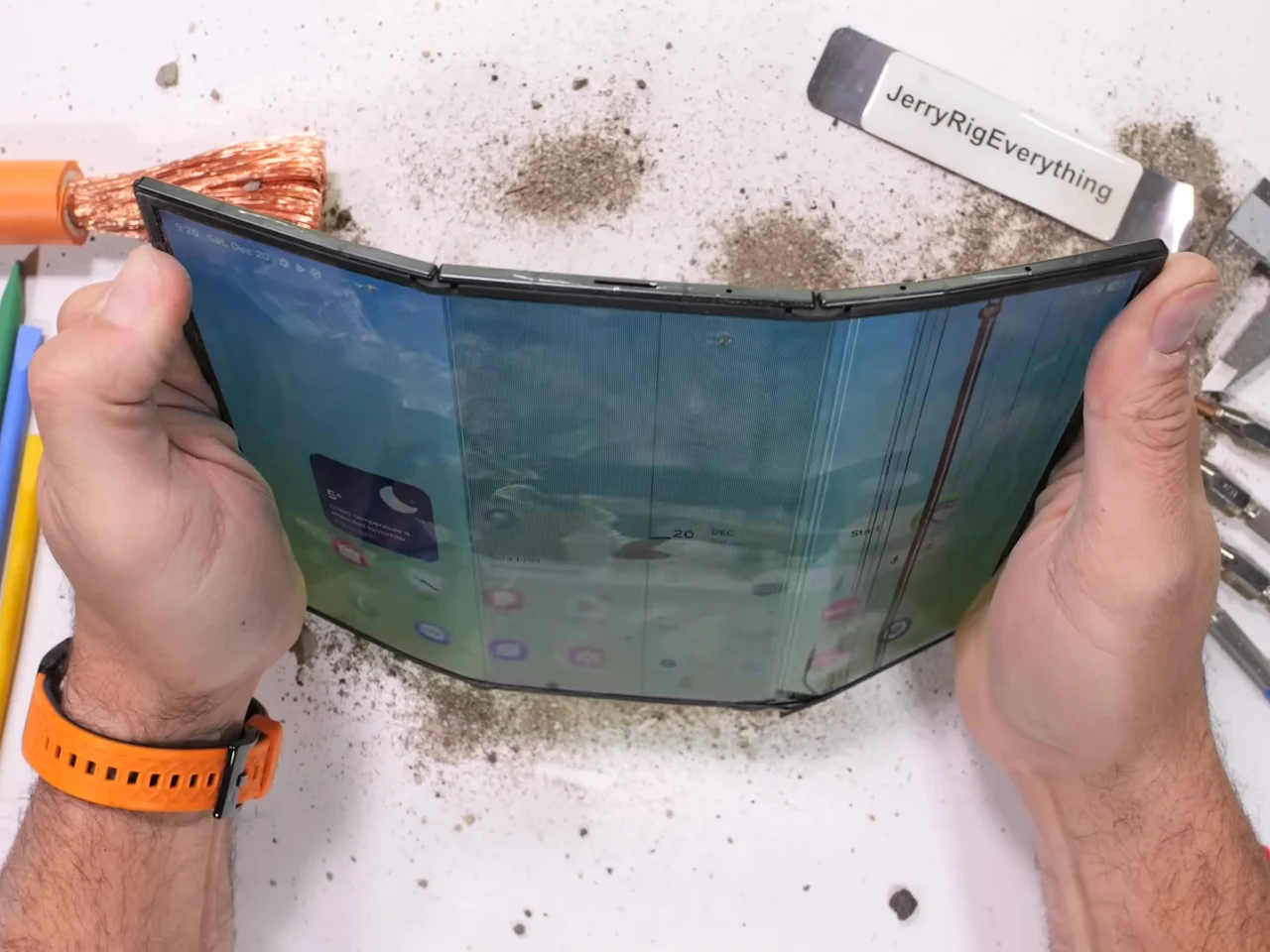 اكتشف هاتف Galaxy Z ثلاثي الطي