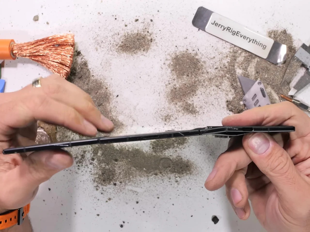 اكتشف هاتف Galaxy Z ثلاثي الطي