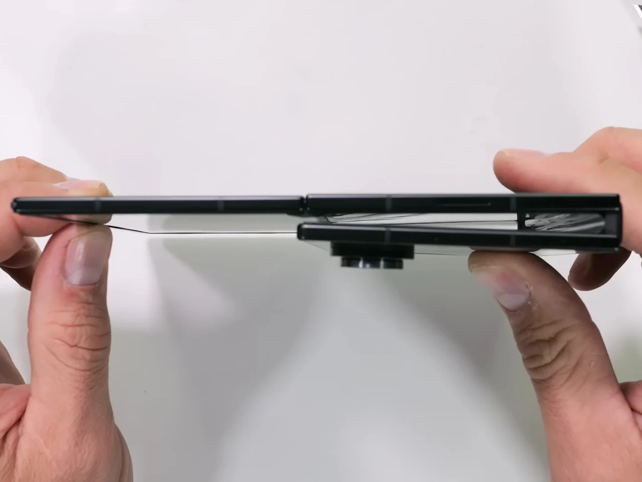 اكتشف هاتف Galaxy Z ثلاثي الطي