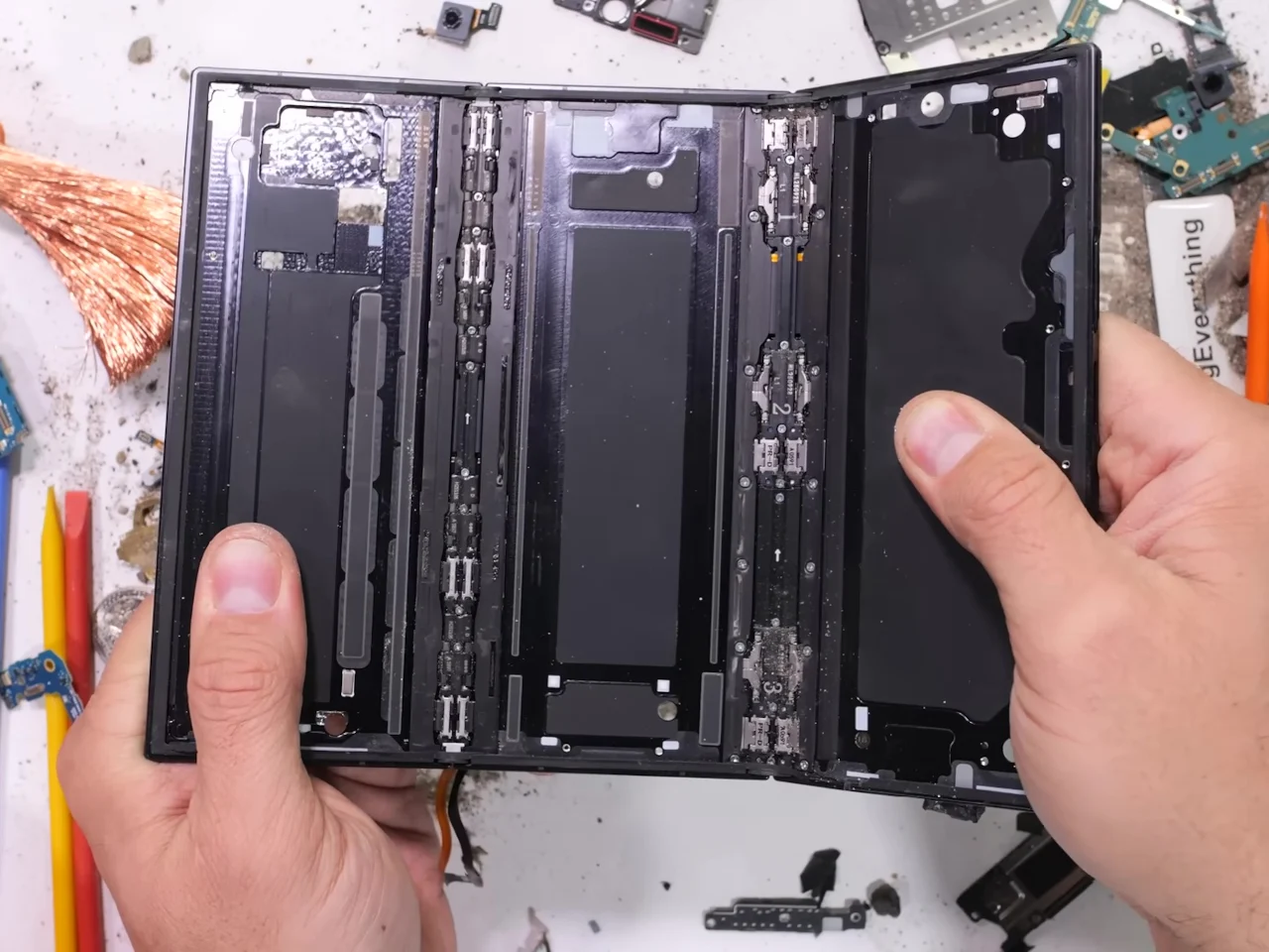 اكتشف هاتف Galaxy Z ثلاثي الطي